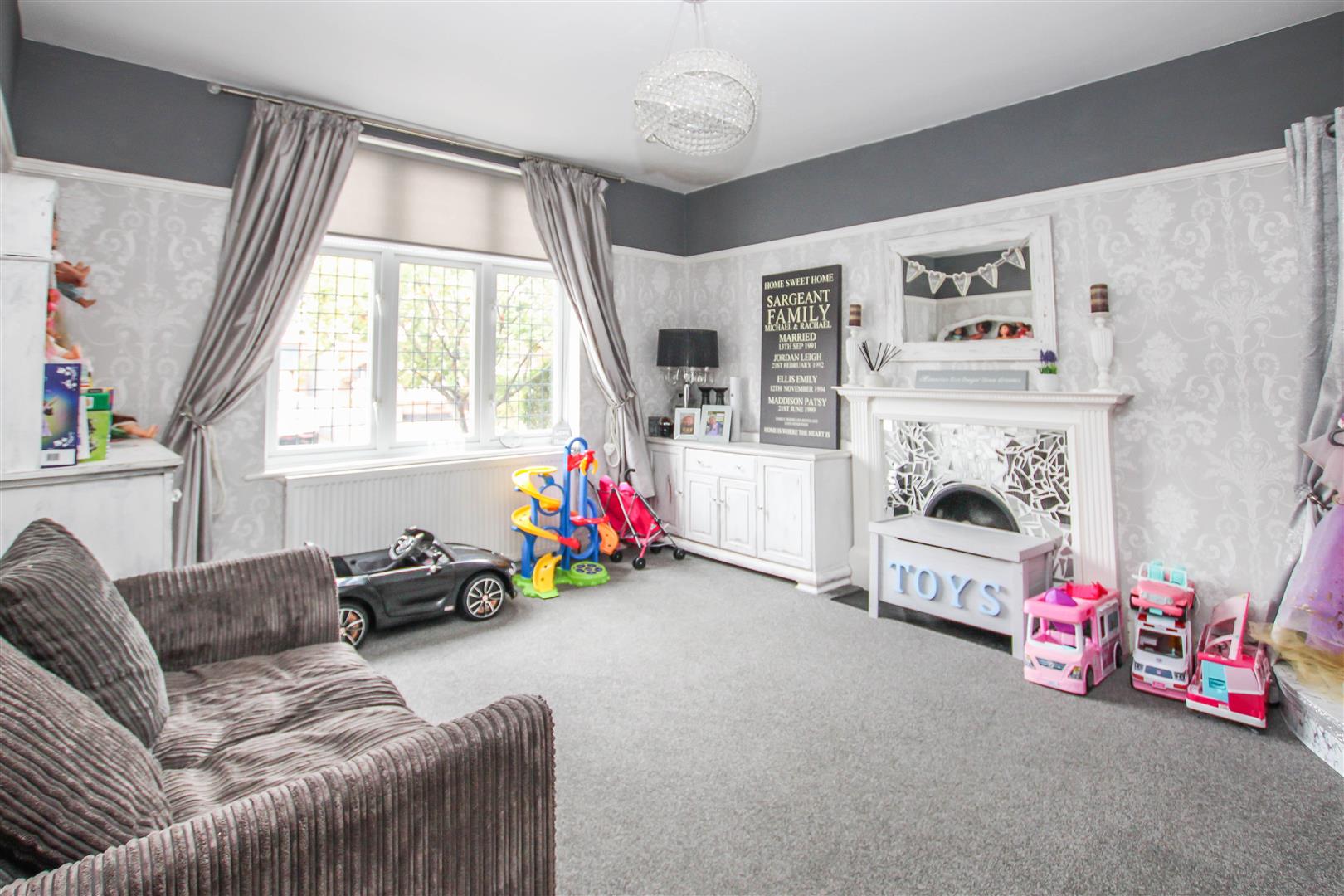 Western Avenue, Brentwood Keith Ashton